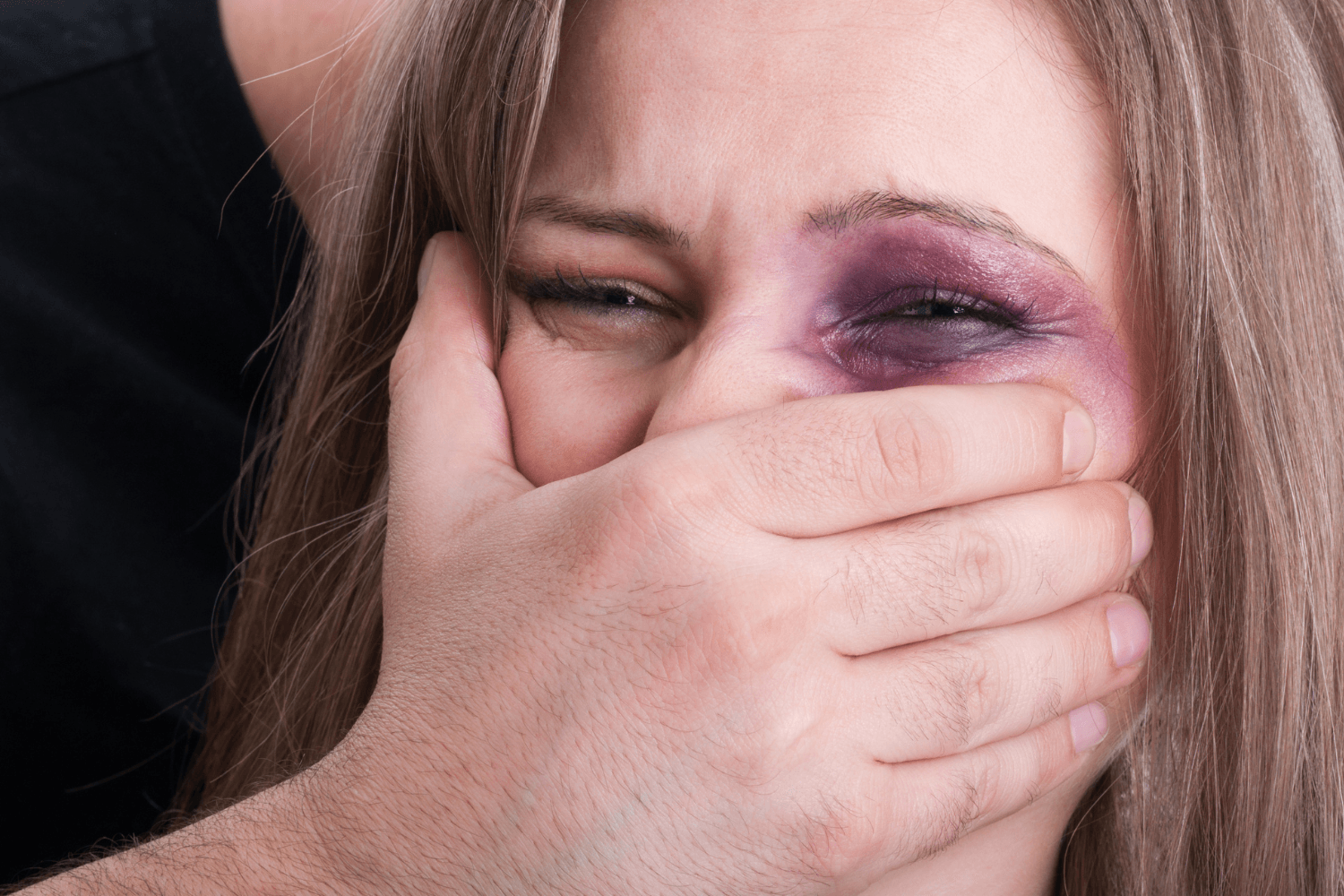 Reconnaître la violence dans un couple, sortir du déni et ne plus croire que le conjoint abusif va changer sont des étapes importantes pour sortir des violences conjugales.